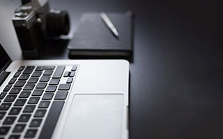 开云app-多古本想直接走过球迷，但在其母亲要求下为球迷进行签名